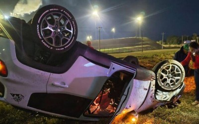 Carro capota e motorista fica ferido em Água Clara-MS 