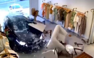 Carro invade loja e quase atropela mulheres em Sidrolândia-MS