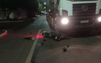 Moto vai parar embaixo de caminhão em acidente na BR 158