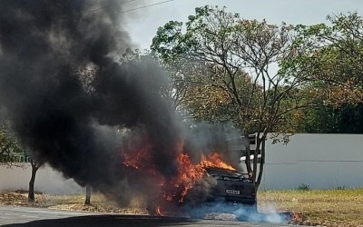 Veiculo foi todo consumido pelas chamas em Chapadão do sul