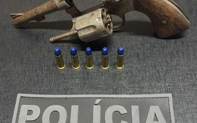 Suspeito é preso pela polícia após ameaçar companheira e portar arma de fogo
