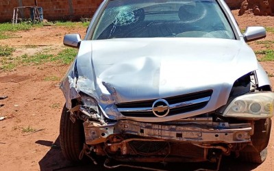 Carro em alta velocidade invade empresa de recicláveis e moradores cobram redutor de velocidade na Rua Rio Negro em Três Lagoas