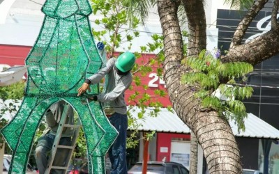 Decoração natalina começa a ser instalada em Três Lagoas