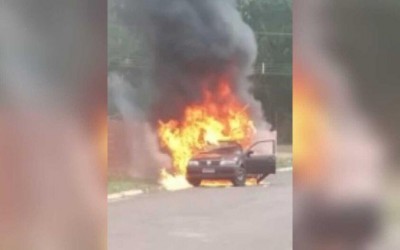 Incêndio destrói carro em bairro de Aquidauana  