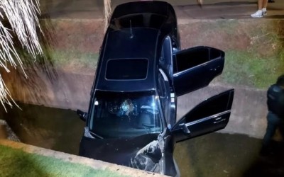 Motorista cai com Fusion em canal pluvial em Chapadão do Sul   