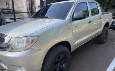 Vendo caminhonete Toyota Hilux 2010 impecável em Três Lagoas 