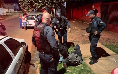 Gritos, tentativas de invasão e resistência à PM terminam com prisão no bairro Santos Dumont