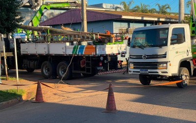 Caminhão atinge poste e deixa bairros sem energia elétrica em Três Lagoas