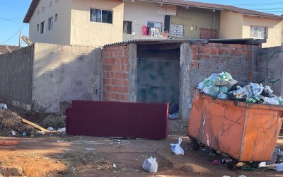 Dois dias após limpeza da Prefeitura na região do Novo Oeste, sofá velho e lixos são jogados novamente nas equinas da região