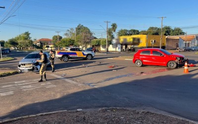 Desrespeito à sinalização provoca acidente entre dois carros em Três Lagoas; criança é atendida pelo SAMU