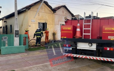 Casa abandonada da antiga ferrovia pega fogo pela segunda vez e mobiliza Corpo de Bombeiros em Três Lagoas