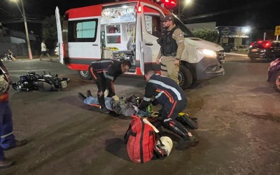 Grave acidente entre moto e dois carros em cruzamento deixa motoentregador ferido em Três Lagoas após motorista invadir preferencial