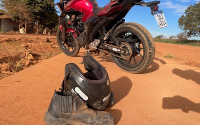 VEJA O VÍDEO: Motociclista fica ferido com suspeita de fratura após colisão com carro no Jardim Flamboyant, em Três Lagoas