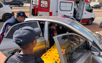 VEJA O VÍDEO: Mulher fica presa às ferragens após violenta colisão entre carro e van no Jardim Athenas, em Três Lagoas