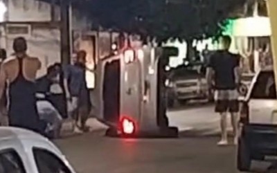 VEJA O VÍDEO: Motorista bate em veículo parado e tomba automóvel; populares ajudaram a desvirar o carro e prestar atendimento ao condutor