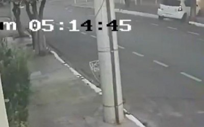 EXCLUSIVO: Câmera de segurança flagra momento exato em que motorista causa grave acidente após dar “cavalo de pau”