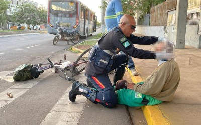 VEJA O VÍDEO: Mal começou o dia e acidente entre ônibus e bicicleta deixa idoso ferido no Centro de Três Lagoas