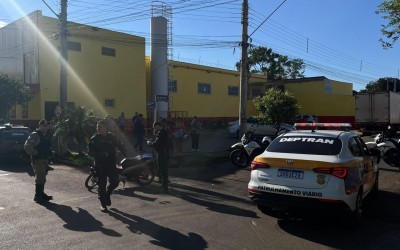 Sem CNH, motorista fura sinal de PARE, atropela motociclista e termina na delegacia em Três Lagoas