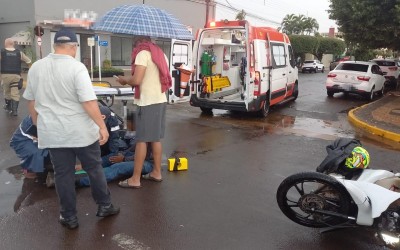 Pista molhada pode ter contribuído em acidente entre carro e moto no Centro de Três Lagoas