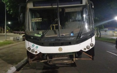 VEJA O VÍDEO: Ônibus de igreja é apreendido pelo Deptran após ser flagrado sem placas e para-choque no Centro de Três Lagoas