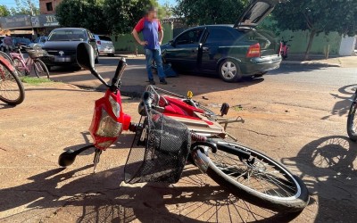 VEJA O VÍDEO: Volante trava, motorista perde o controle e acidente interdita uma das principais ruas de Três Lagoas