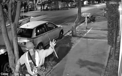 VEJA O VÍDEO: Nem câmera de segurança intimida mais: Ladrão tenta arrombar carro no Centro de Três Lagoas e foge após ser flagrado