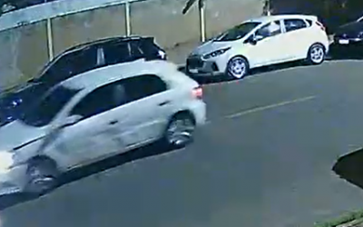 VEJA O VÍDEO: Do nada, motorista engata a primeira, bate em carro parado e vai embora; prejuízo chega a R$ 6 mil