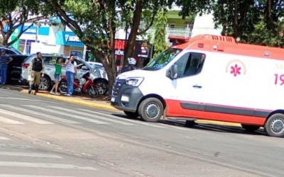 Possível falta de atenção provoca mais um acidente em Três Lagoas; motociclista fica ferida e motorista de carro deixa o local sem prestar socorro 