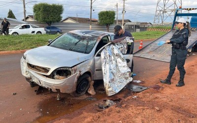 Ferragem perfurou cabeça de motorista durante capotamento  de carro em avenida 