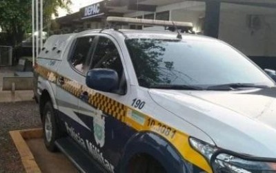 Tentou se esconder ao ver a viatura e acabou no “camburão”: Mulher é presa por maus-tratos a animais em Três Lagoas