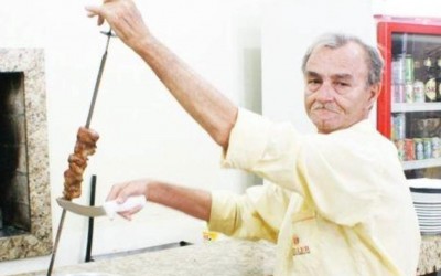 Quem não conhece o “Beleza”? Garçom mais antigo em atividade de Três Lagoas é símbolo de uma profissão 