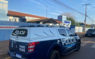 Dono de bar é atingido por bala perdida após dupla em moto abrir fogo contra grupo de pessoas em Três Lagoas