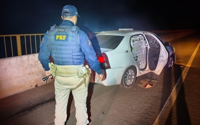 Carro dá pane durante fuga da PRF e motorista pula no Rio Paraná para escapar; 5 mil maços de cigarros são apreendidos