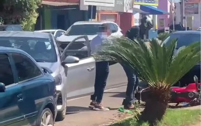 Desatenção no Centro: Motorista tenta estacionar e atinge moto de entregador em Três Lagoas