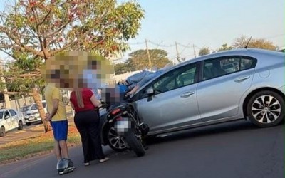 Sexta-feira começa com susto: Motociclista é arremessada e vai parar em cima de carro após acidente em Três Lagoas