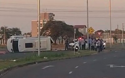 De novo: Cruzamento conhecido por acidentes registra nova batida em Três Lagoas e desta vez com uma Van que tombou