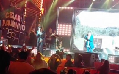 Quem sofre de amor conhece esta música:  Cezar & Paulinho cantam “Boate Azul” e público vai à loucura em Três Lagoas