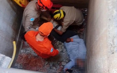Resgate dramático: Trabalhador cai em fosso e Bombeiros usam escada para içá-lo em condomínio de Três Lagoas