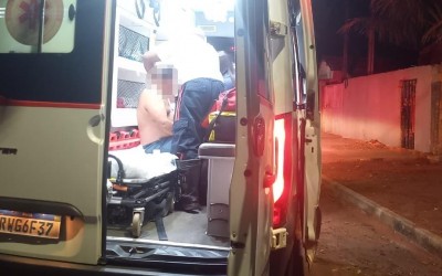 VEJA O VÍDEO: Filho agride a própria mãe de 65 anos com socos e acaba esfaqueado pela idosa em Três Lagoas