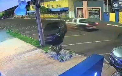 BATEU E SUMIU: Câmera flagra S-10 acertando caminhonete, jogando veículo contra poste e motorista fugindo em Três Lagoas