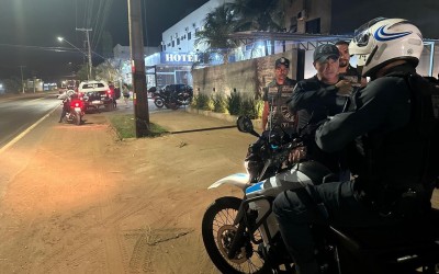 VEJA O VÍDEO: Após Acidente, quatro pessoas abandonam VW Saveiro, usam arma de fogo, pulam alambrado e viram alvo de “caçada” policial em Três Lagoas