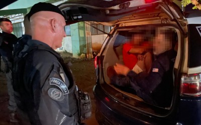 VEJA O VÍDEO: A CASA CAIU: Após caçada policial, PM encontra e prende três suspeitos deitados atrás de caminhão; quarto segue foragido em Três Lagoas
