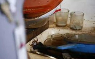 Mais um caso revoltante: Crianças de 3 e 4 anos são encontradas em casa com fezes, vômito e restos de comida