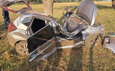 FUGA TERMINA EM GRAVE ACIDENTE: Suspeito bate carro em árvore, fica preso às ferragens e drogas ficam espalhadas em estrada entre Três Lagoas e Brasilândia 