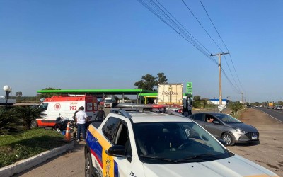 SUSTO NA BR-262: Motociclista bate na traseira de caminhão que entrava em posto de combustível em Três Lagoas