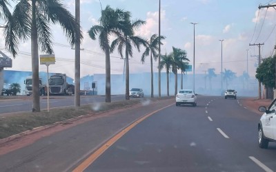 Fumaça toma conta da Ranulfho Marques Leal e coloca motoristas em risco em Três Lagoas