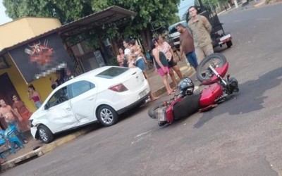 Por pouco não termina em tragédia: Carro bate em moto e quase atinge cinco adultos e duas crianças em comércio de Três Lagoas