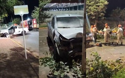 Carro que bateu em veículo, árvores e contra um poste começou a pegar fogo e motorista desmaiado é salvo com ajuda de repórter, um motoboy e um morador da Vila Piloto