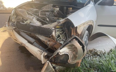 VEJA O VÍDEO:  Domingo de susto: Carros batem forte, um invade calçada e outro quase pega fogo após acidente em Três Lagoas