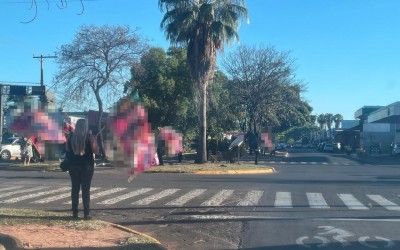 Começou o “bandeiraço”: Política já toma conta dos semáforos de Três Lagoas e trabalhadores aproveitam para garantir renda extra